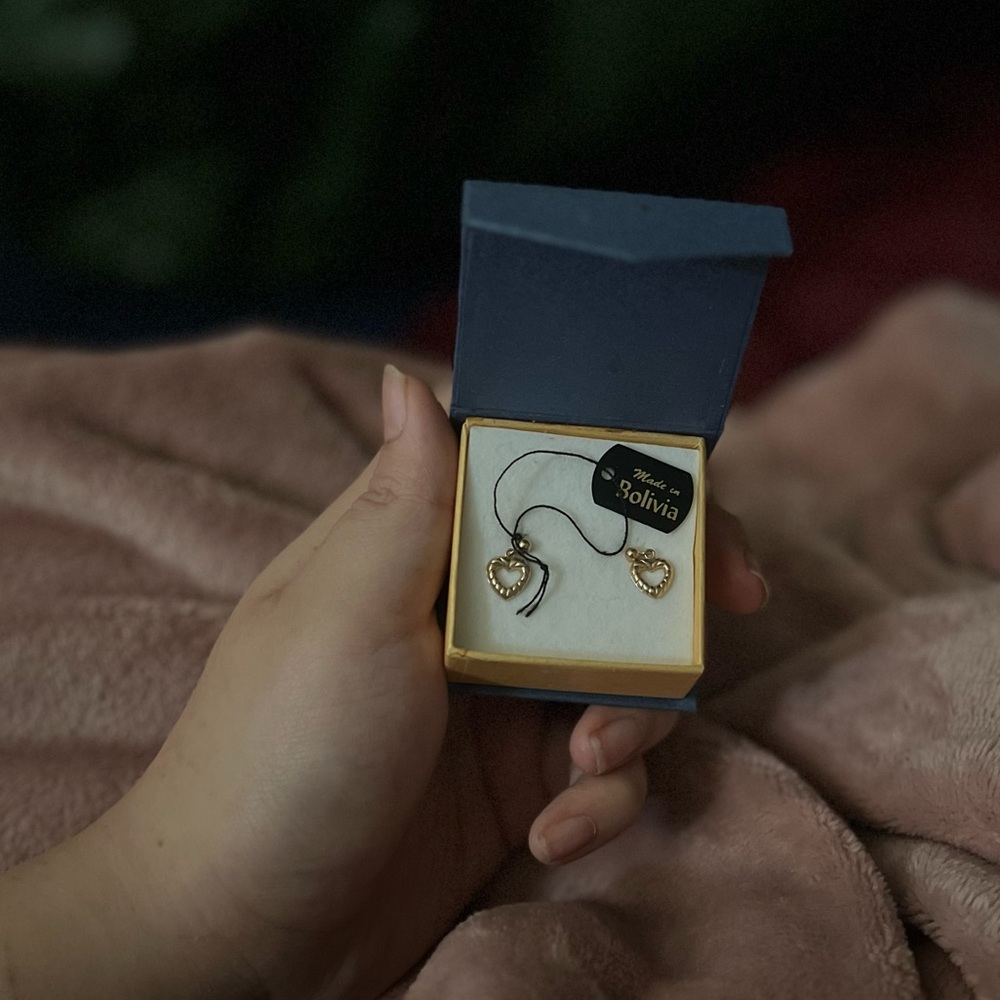 14-karat gold heart shape stud earrings (NEW IN BOX)
